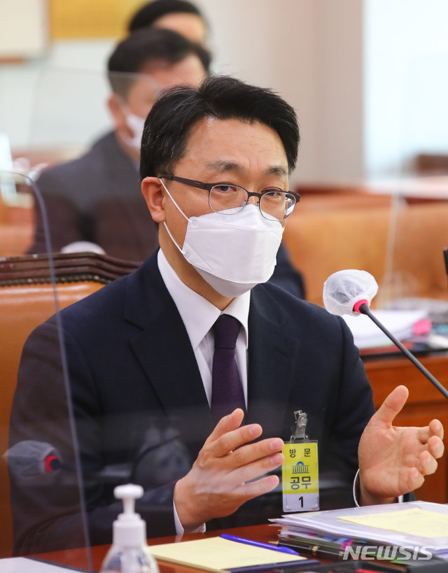 [서울=뉴시스]전진환 기자 = 김진욱 고위공직자범죄수사처장 후보자가 19일 국회 법제사법위원회에서 열린 인사청문회에서 의원들의 질문에 답변하고 있다. (공동취재사진) 2021.01.19. photo@newsis.com