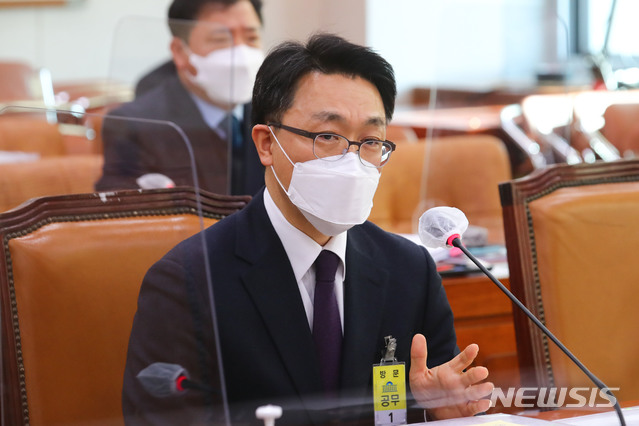 [서울=뉴시스]전진환 기자 = 김진욱 고위공직자범죄수사처장 후보자가 19일 국회 법제사법위원회에서 열린 인사청문회에서 의원들의 질문에 답변하고 있다. (공동취재사진) 2021.01.19. photo@newsis.com