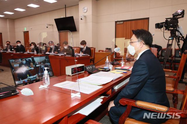 [서울=뉴시스]전진환 기자 = 김진욱 초대 고위공직자범죄수사처(공수처) 처장 후보자가 19일 오전 서울 여의도 국회 법제사법위원회에서 열린 인사청문회에 출석해 의원들의 질의에 답하고 있다. (공동취재사진) 2021.01.19. photo@newsis.com