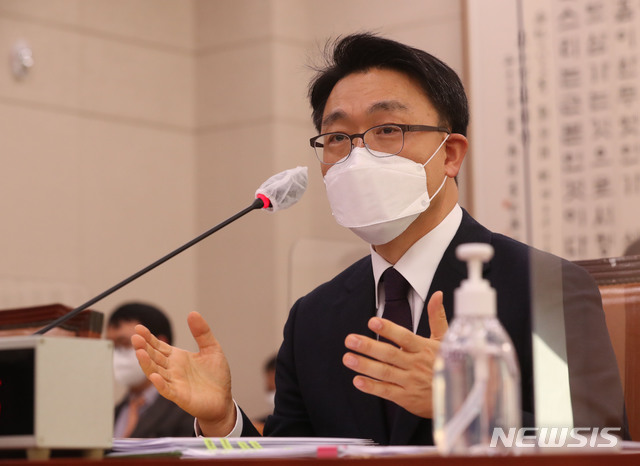 [서울=뉴시스]전진환 기자 = 김진욱 초대 고위공직자범죄수사처(공수처) 처장 후보자가 19일 오전 서울 여의도 국회 법제사법위원회에서 열린 인사청문회에 출석해 의원들의 질의에 답하고 있다. (공동취재사진) 2021.01.19. photo@newsis.com