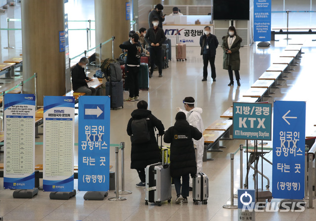 [인천공항=뉴시스]박미소 기자 = 국내에서 브라질발 코로나19 변이 바이러스 감염자가 확인된 지난달 19일 오전 인천국제공항 제1터미널 입국장에서 해외입국자들이 방역 관계자의 안내를 받고 있다. 2021.01.19. misocamera@newsis.com