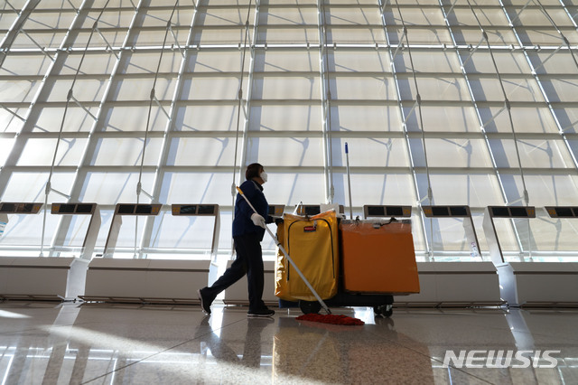 [인천공항=뉴시스]박미소 기자 = 국내 여행업계 1위 하나투어가 신종 코로나바이러스 감염증(코로나19) 장기화에 따라 인력 구조조정에 나서는 가운데 19일 오전 인천국제공항 1터미널의 여행사 부스가 한산하다. 2021.01.19. misocamera@newsis.com