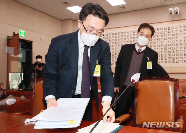 [서울=뉴시스]최동준 기자 = 김진욱 고위공직자범죄수사처장 후보자가 19일 오전 서울 여의도 국회 법제사법위원회에서 열린 인사청문회에서 오전 질의를 마치고 자료를 정리하고 있다. (공동취재사진) 2021.01.19. photo@newsis.com