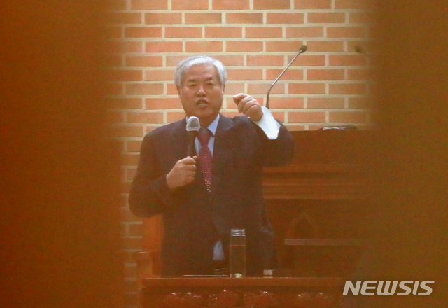 [전주=뉴시스] 김얼 기자 = 전광훈 목사가 19일 전북 전주시 주영교회를 찾아 3·1절 범국민대회를 위한 전국 순회 기자회견 및 설교 행사를 열고 교인들 앞에서 설교하고 있다. 사진은 문틈으로 보인 전광훈 목사의 모습. 2021.01.19. pmkeul@newsis.com