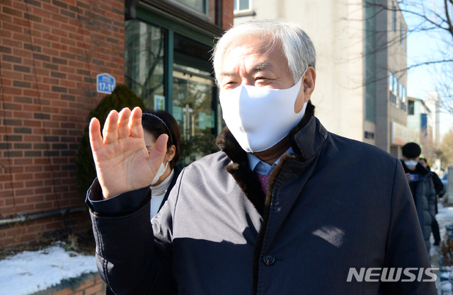 [전주=뉴시스] 김얼 기자 = 전광훈 목사가 19일 전북 전주시 주영교회를 찾아 3·1절 범국민대회를 위한 전국 순회 기자회견 및 설교 행사를 마치고 기자들의 질의에 답변하고 있다. 2021.01.19. pmkeul@newsis.com