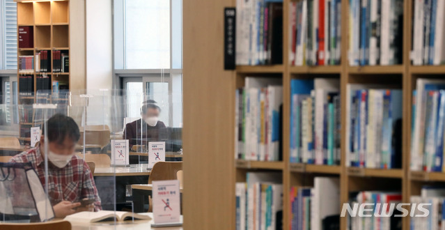 [서울=뉴시스]홍효식 기자 = 서울시 소재 국립문화예술시설의 운영을 재개한 19일 오전 서울 서초구 국립중앙도서관 본관 4층에서 이용객들이 독서를 하고 있다. 2021.01.19. yesphoto@newsis.com