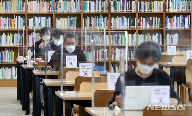 [서울=뉴시스]홍효식 기자 = 서울시 소재 국립문화예술시설의 운영을 재개한 19일 오전 서울 서초구 국립중앙도서관 본관 4층에서 이용객들이 독서를 하고 있다. 2021.01.19. yesphoto@newsis.com