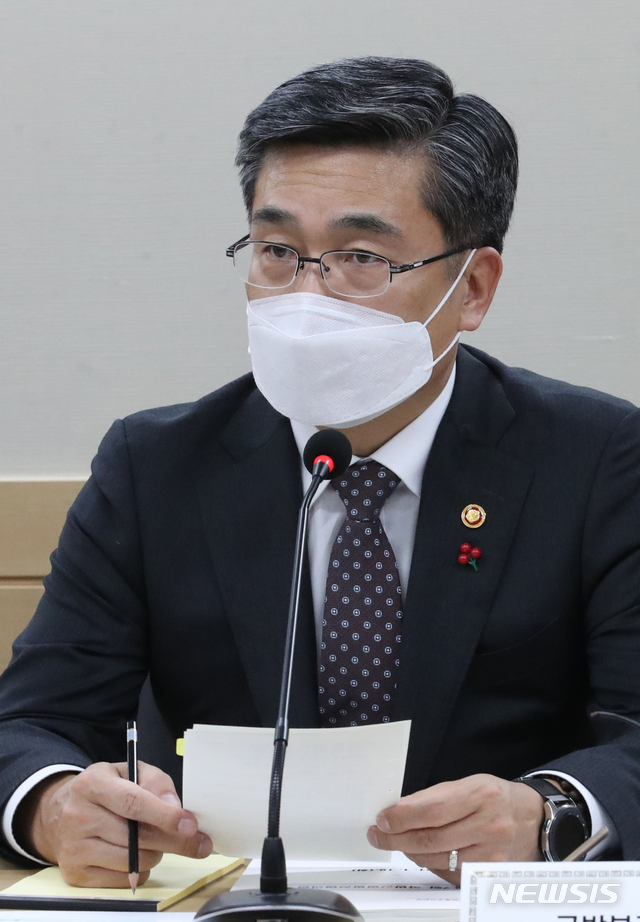 [서울=뉴시스]김명원 기자 = 서욱 국방부 장관이 19일 서울 종로구 정부서울청사 스마트워크센터 중회의실에서 열린 제7회 국방산업발전협의회에 참석해 발언하고 있다. 2021.01.19. kmx1105@newsis.com