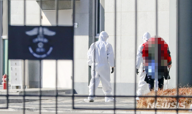 [서울=뉴시스]최진석 기자 = 서울동부구치소 관련 신종 코로나바이러스 감염증(코로나19) 추가 확진자가 나온 19일 송파구 서울동부구치소에서 방역복을 입은 관계자들이 수용자와 이동하고 있다. 2021.01.19. myjs@newsis.com