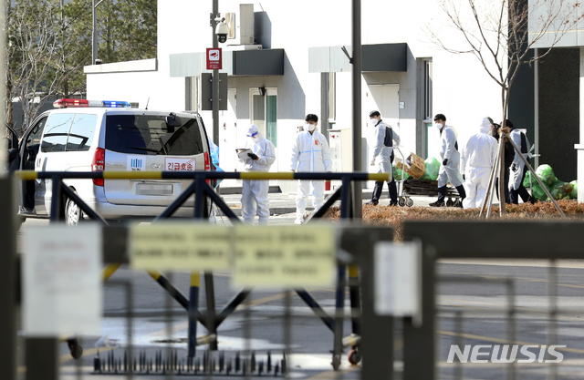 [서울=뉴시스]최진석 기자 = 신종 코로나바이러스 감염증(코로나19) 추가 확진자가 나온 지난 19일 송파구 서울동부구치소에서 방역복을 입은 관계자들이 분주하게 움직이고 있다. 2021.01.19. myjs@newsis.com