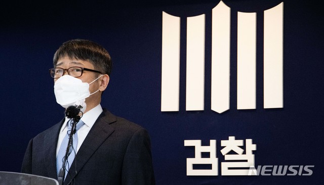 [서울=뉴시스]홍효식 기자 = 임관혁 세월호 참사 특별수사단 단장이 지난 19일 오후 서울 서초구 서울중앙지검 브리핑실에서 세월호 수사결과를 발표하고 있다. 2021.01.19. (공동취재사진) photo@newsis.com