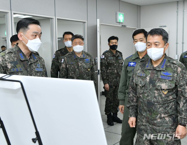 [서울=뉴시스]이성용 공군참모총장이 19일 공군작전사령부에서 군사대비태세 관련 현황을 보고받고 있다. 2021.01.19. (사진=공군 제공) photo@newsis.com