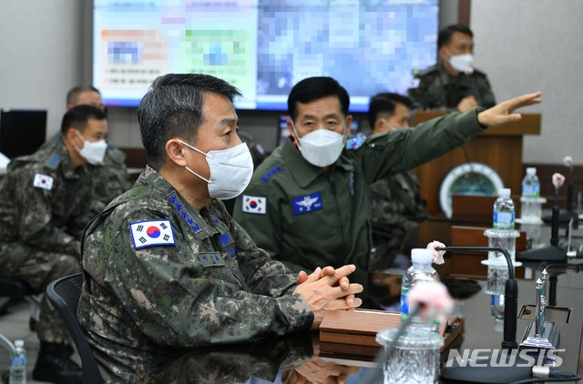 [서울=뉴시스]이성용(왼쪽) 공군참모총장이 19일 공군작전사령부를 찾아 군사대비태세를 점검하고 김준식(오른쪽) 공군작전사령관으로부터 업무현황을 보고 받고 있다. 2021.01.19. (사진=공군 제공) photo@newsis.com