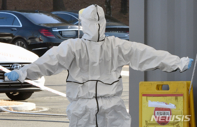 [대구=뉴시스] 이무열 기자 = 국내 신종 코로나바이러스 감염증(코로나19) 첫 확진자 발생 1년을 하루 앞둔 19일 오후 대구 수성구 대구스타디움 제3주차장에 마련된 드라이브스루 코로나19 임시선별검사소에서 의료진이 잠시 스트레칭을 하고 있다. 2021.01.19. lmy@newsis.com