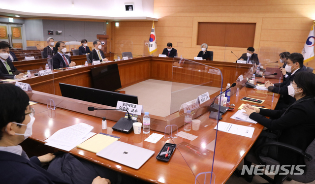 [서울=뉴시스]김명원 기자 = 강경화 외교부 장관이 19일 서울 종로구 외교부 국제회의실에서 열린 미국 신행정부 출범과 한미관계 발전 방향 회의에 참석해 발언하고 있다.  2021.01.19. kmx1105@newsis.com