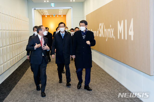 [서울=뉴시스]조수정 기자 = 19일 경기도 이천 SK하이닉스 캠퍼스에서 열린 반도체 산업 육성을 위한 산업·금융 협력프로그램 협약식 후 은성수 금융위원장과 참석자들이 SK하이닉스 시설 설명을 듣고 있다. (사진=금융위원회 제공) 2021.01.19. photo@newsis.com