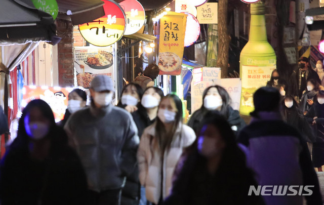 [서울=뉴시스]박민석 기자 = 지난 1월 19일 오후 서울 마포구 홍익대학교 앞 거리. 2021.01.19. mspark@newsis.com