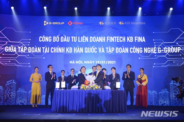[서울=뉴시스] 강수윤 기자 = 지난 19일 베트남 하노이에서 KB증권 박천수 글로벌사업본부장(오른쪽)과 G그룹 푸엉 안 뚜 CEO(왼쪽)가 디지털 금융 플랫폼 'KB Fina' 출범식을 진행하며 직원들과 함께 사진 촬영을 하고 있다. (사진 = KB증권 제공) 2021.01.20 shoon@newsis.com