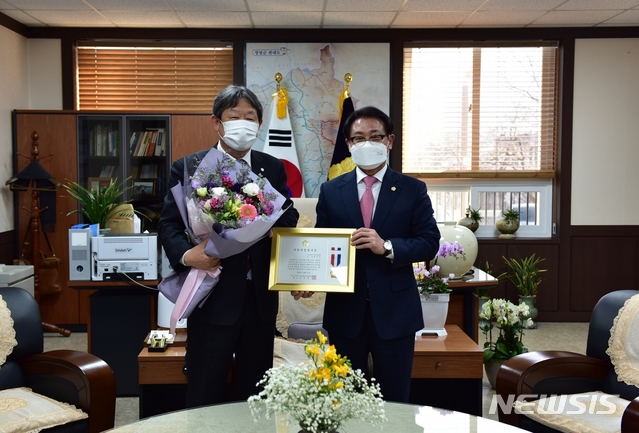 창녕군의회 홍성두 의원(왼쪽).