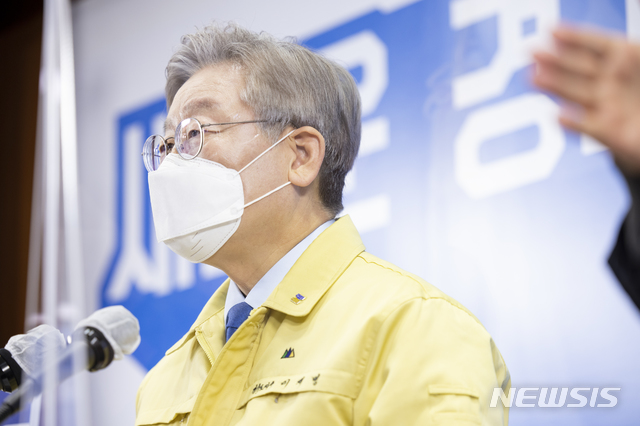 [수원=뉴시스] 20일 오전 경기도청 브리핑실에서 열린 제2차 경기도 재난기본소득 관련 기자회견에서 이재명 경기도지사가 기자회견문을 발표하고 있다. 2021.1.20. (사진=경기도 제공) 