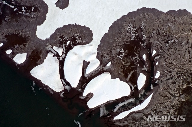 [신안=뉴시스] 신안 갯벌에 눈으로 그려진 수채화. (사진=신안군 제공) 2021.01.20. photo@newsis.com 