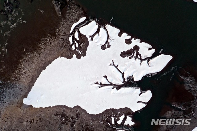 [신안=뉴시스] 갯벌에 피어난 눈꽃. (사진=신안군 제공) 2021.01.20. photo@newsis.com