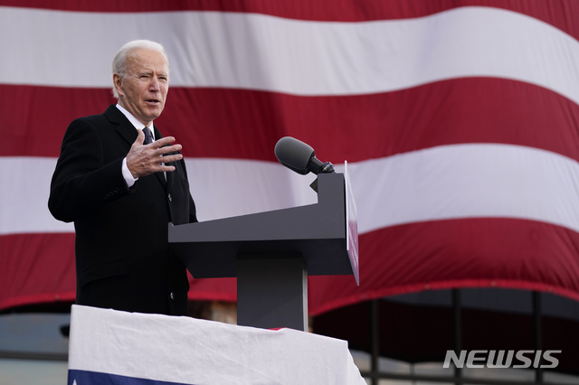[뉴캐슬=AP/뉴시스]조 바이든 차기 미국 대통령 당선인이 취임식을 하루 앞둔 19일(현지시간) 델라웨어 뉴캐슬에서 연설하고 있다. 2021.01.20.