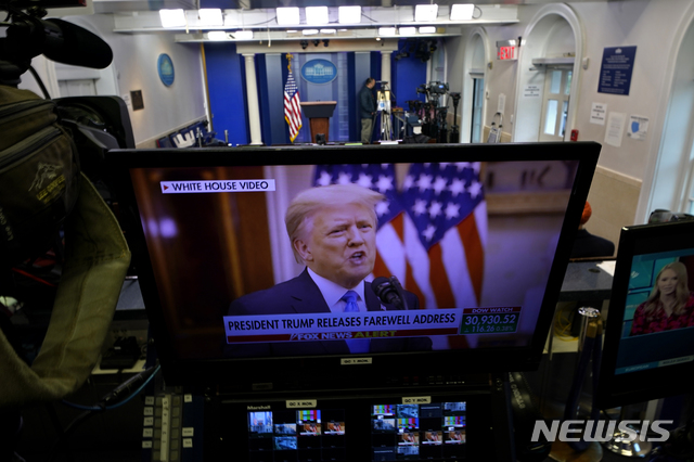 [워싱턴=AP/뉴시스]도널드 트럼프 미국 대통령의 사전 녹화된 고별 연설 영상이 19일(현지시간) 백악관 내 브리핑룸에서 네트워크 모니터를 통해 방영되고 있다. 트럼프 대통령은 “새로운 전쟁을 하지 않고 퇴임하는 대통령이 된 것이 자랑스럽다”라고 밝혔으며 “새로 출범하는 행정부가 미국을 안전하고 번영하게 이끌길 기도한다”라고 말한 것으로 알려졌다. 2021.01.20.