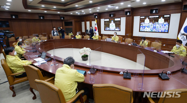 [서울=뉴시스]김명원 기자 = 정세균 국무총리가 20일 오전 서울 종로구 정부서울청사에서 열린 코로나19 대응 중앙재난안전대책본부(중대본) 회의를 주재하고 있다. (공동취재사진) 2021.01.20. photo@newsis.com