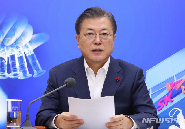[안동=뉴시스]추상철 기자 =문재인 대통령이 최태원 SK회장과 함께 20일 오전 경북 안동시 SK바이오사이언스 공장에서 열린 '코로나19 백신 기업 영상 간담회'에 참석해 발언하고 있다. 2021.01.20. scchoo@newsis.com