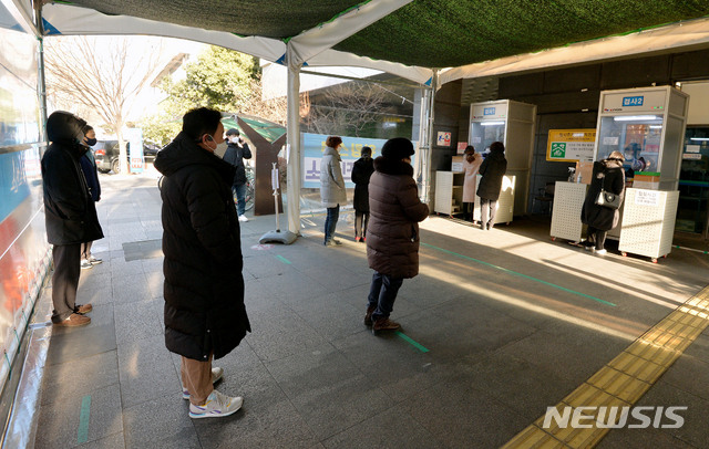 [대구=뉴시스] 이무열 기자 = 국내 첫 신종 코로나바이러스 감염증(코로나19) 확진자 발생 1년이 된 지난 20일 오전 대구 동구 보건소 코로나19 선별진료소에서 시민들이 검체 채취를 하기 위해 줄을 서 있다. 2021.01.20. lmy@newsis.com