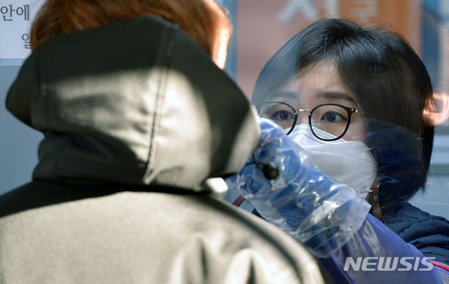 [대구=뉴시스] 이무열 기자 = 국내 첫 신종 코로나바이러스 감염증(코로나19) 확진자 발생 1년이 된 20일 오전 대구 동구 보건소 코로나19 선별진료소에서 의료진이 검체 채취를 하고 있다. 2021.01.20. lmy@newsis.com