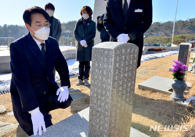 [광주=뉴시스] 변재훈 기자 = 박용진 더불어민주당 의원이 20일 오전 광주 북구 운정동 국립 5·18민주묘지 내 윤상원·박기순 열사 묘 앞에 무릎을 꿇은 채 참배하고 있다. 2021.01.20. wisdom21@newsis.com