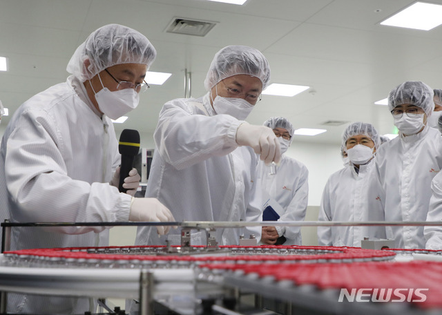 [안동=뉴시스]추상철 기자 =문재인 대통령이 지난 20일 오전 경북 안동시 SK바이오사이언스 공장을 방문해 코로나19 백신 생산 시설을 시찰하던중 백신을 들어 보이고 있다. 2021.01.20. scchoo@newsis.com