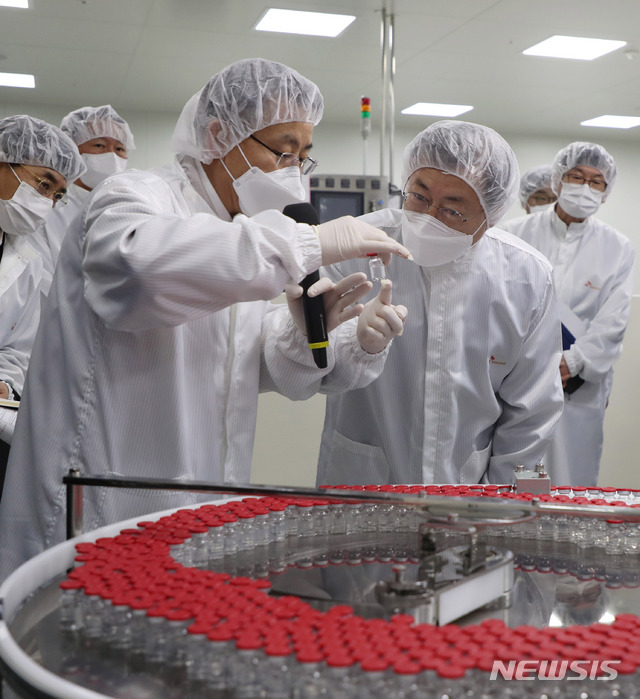 [안동=뉴시스]추상철 기자 =문재인 대통령이 20일 오전 경북 안동시 SK바이오사이언스 공장을 방문해 코로나19 백신 생산 시설을 시찰하던중 백신을 살펴보고 있다. SK바이오사이언스 공장에서는 국민들의 코로나19 예방 접종을 위해 공급될 아스트라제네카 백신을 위탁생산하고 있다. 2021.01.20. scchoo@newsis.com