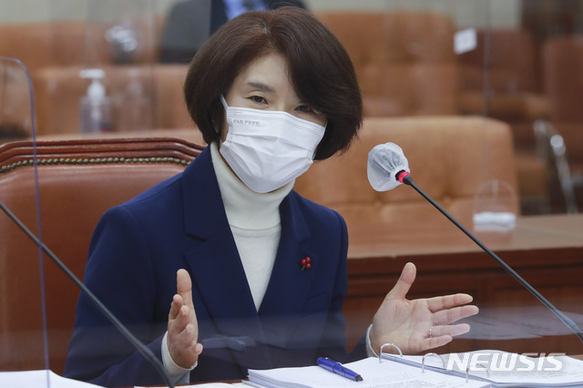 [서울=뉴시스]최동준 기자 = 한정애 환경부 장관 후보자가 20일 서울 여의도 국회 환경노동위원회에서 열린 인사청문회에서 질의에 답변하고 있다. (공동취재사진) 2021.01.20. photo@newsis.com