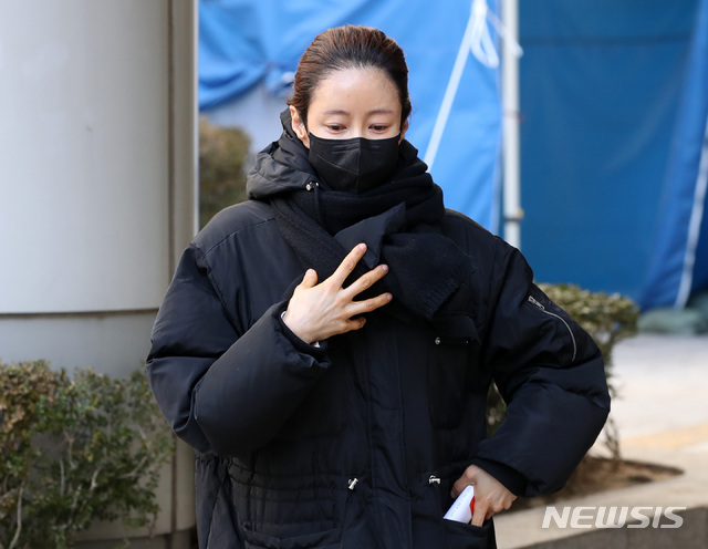 [서울=뉴시스]고범준 기자 = 배우 채민서가 20일 오후 서울 서초구 서울중앙지방법원에서 열린 '숙취운전중 역주행 사고' 관련 항소심 선고 공판을 마치고 법원을 나서고 있다. 2021.01.20. bjko@newsis.com
