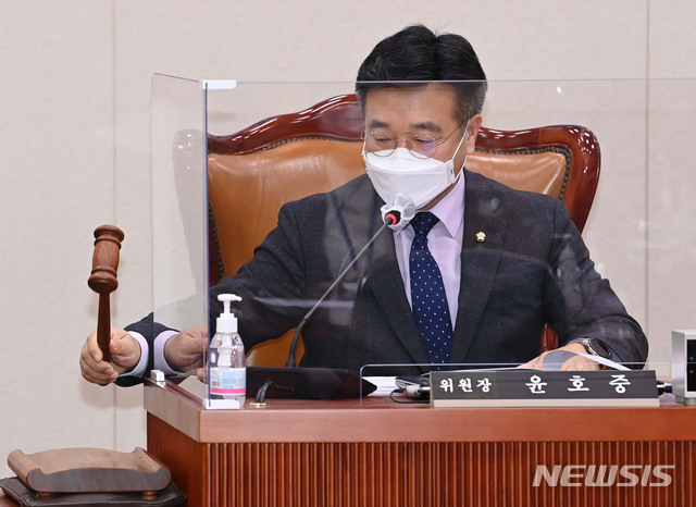 [서울=뉴시스]김진아 기자 = 20일 오후 서울 여의도 국회에서 열린 법제사법위원회 전체회의에서 윤호중 위원장이 김진욱 고위공직자범죄수사처장 후보자 인사청문 경과보고서 채택의 건을 의결하고 있다. (공동취재사진) 2021.01.20. photo@newsis.com