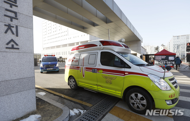 [서울=뉴시스]고승민 기자 = 서울동부구치소에서 신종 코로나바이러스 감염증(코로나19) 관련 11차 전수조사가 실시된 20일 구급차가 사이렌을 울리며 호송차와 함께 구치소를 나서고 있다. 2021.01.20. kkssmm99@newsis.com
