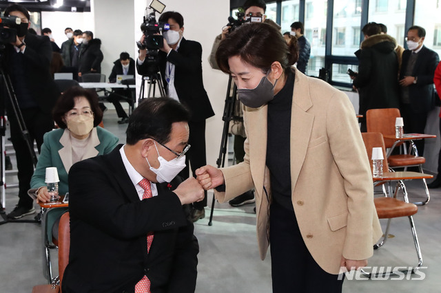 [서울=뉴시스]전진환 기자 = 주호영 국민의힘 원내대표가 20일 서울 여의도 국민의힘 중앙당사에서 열린 '박원순 시정 잃어버린 10년 재도약을 위한 약속' 발표회에서 참석해 서울시장 보궐선거 출마를 선언한 나경원(오른쪽) 전 의원과 인사하고 있다. (공동취재사진) 2021.01.20. photo@newsis.com 