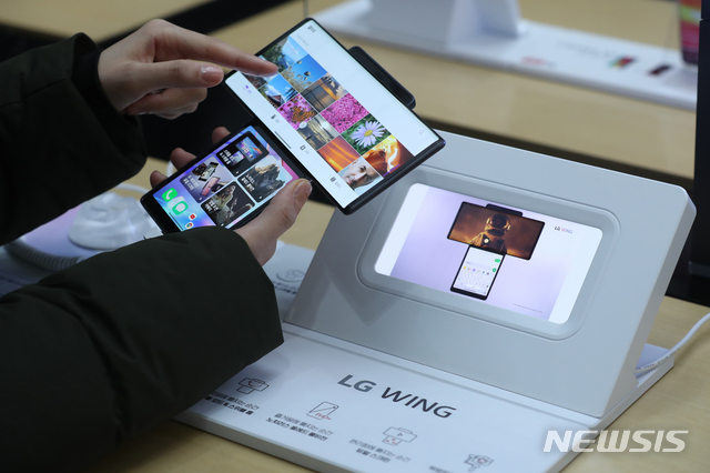 [서울=뉴시스]이윤청 기자 = LG전자 대표이사 CEO 권봉석 사장이 MC(모바일 커뮤니케이션) 사업본부의 사업 운영과 관련해 "모든 가능성을 열어두고 검토중"이라는 입장을 밝힌 20일 서울 종로구 kt스퀘어에 LG전자 스마트폰 '윙'이 전시돼 있다. 2021.01.20. radiohead@newsis.com