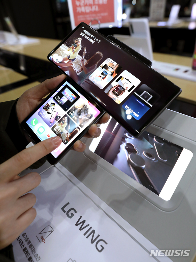 [서울=뉴시스]이윤청 기자 = LG전자 대표이사 CEO 권봉석 사장이 MC(모바일 커뮤니케이션) 사업본부의 사업 운영과 관련해 "모든 가능성을 열어두고 검토중"이라는 입장을 밝힌 20일 서울 종로구 kt스퀘어에 LG전자 스마트폰 '윙'이 전시돼 있다. 2021.01.20. radiohead@newsis.com