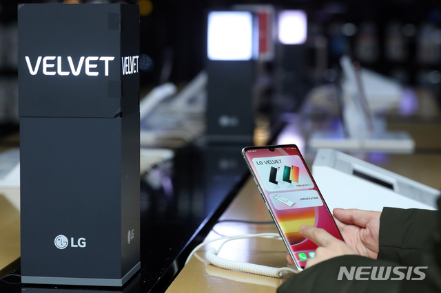 [서울=뉴시스]이윤청 기자 = LG전자 대표이사 CEO 권봉석 사장이 MC(모바일 커뮤니케이션) 사업본부의 사업 운영과 관련해 "모든 가능성을 열어두고 검토중"이라는 입장을 밝힌 20일 서울 종로구 kt스퀘어에 LG전자 스마트폰 '벨벳'이 전시돼 있다. 2021.01.20. radiohead@newsis.com