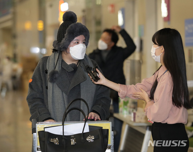 [인천공항=뉴시스]향정신성 의약품을 투약했다 강제출국당한 방송인 에이미가 지난해 1월20일 오후 인천국제공항 제2터미널을 통해 귀국하며 취재진의 질문에 답하고 있다. 2021.01.20. photo@newsis.com