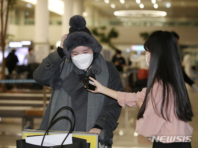 [인천공항=뉴시스]박미소 기자 = 향정신성 의약품을 투약했다 강제출국당한 방송인 에이미가 20일 오후 인천국제공항 제2터미널을 통해 귀국하고 있다. 2021.01.20. misocamera@newsis.com