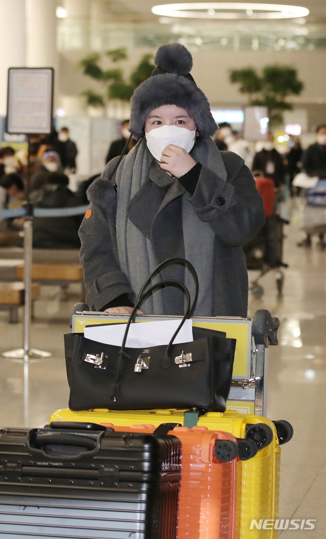 [인천공항=뉴시스]박미소 기자 = 향정신성 의약품을 투약했다 강제출국당한 방송인 에이미가 20일 오후 인천국제공항 제2터미널을 통해 귀국하고 있다. 2021.01.20. misocamera@newsis.com