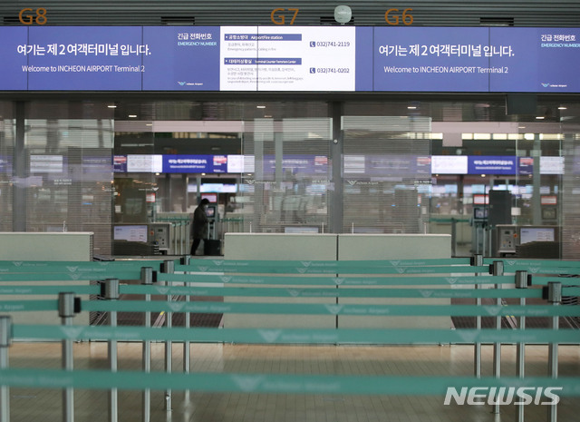 [인천공항=뉴시스]박미소 기자 = 국내에서 신종 코로나바이러스 감염증(코로나19) 확진자가 발생한 지 1년째 되는 20일 오후 인천국제공항 제2터미널 출국장이 한산하다. 2021.01.20. misocamera@newsis.com