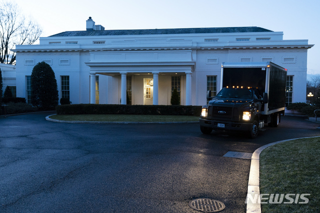 [워싱턴=AP/뉴시스] 20일 새벽 백악관 북쪽 현관 옆 집무동인 웨스트윙 앞에서 이삿짐 트럭이 나오고 있다.  