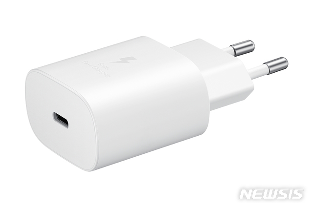 [서울=뉴시스] 삼성 '25W PD 충전기' 제품 (제공=삼성전자)
