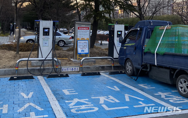 [대전=뉴시스] 대전시청 주차장에 마련된 전기차 충전소